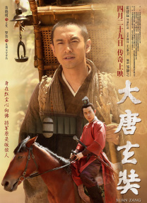 俩人都浓妆艳抹、皮草上身 《美国骗局》试映亚当斯露胸 布莱德利携母亮相 2013-12-02 当地时间11月30日，加州西好莱坞，电影《美国骗局》举行试映会，该片导演大卫·O·拉塞尔，主演布莱德利·库珀、艾米·亚当斯、伊丽莎白·罗姆等人出席。